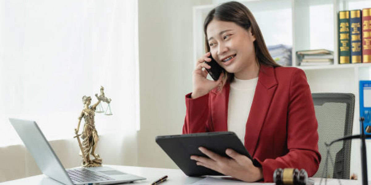 Paralegal vs Lawyer: Understanding the Distinction in Legal Support